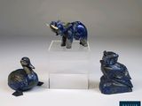 trois figurines d'animaux empilées les unes sur les autres