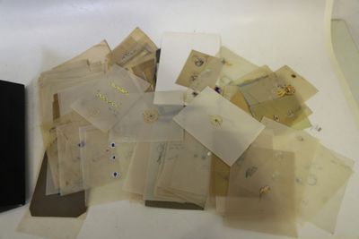 de nombreuses feuilles de papier posées sur une table