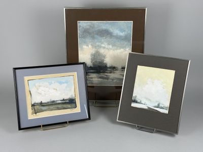trois tableaux encadrés représentant un paysage avec un ciel et des nuages en arrière-plan
