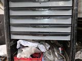 une photo d'une armoire à outils à l'arrière d'une camionnette