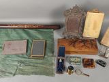 un grand nombre d'objets posés sur une table