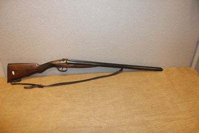 le fusil est posé sur la table, près du mur