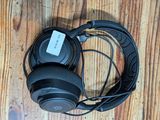 un casque posé sur un parquet