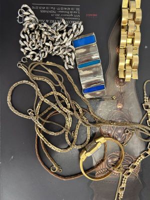 une photo d'un livre sur lequel sont posés plusieurs bijoux