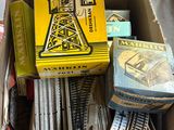une boîte en carton remplie de rails de train et une boîte contenant d'autres rails de train
