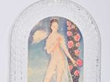 une bouteille en verre sur laquelle figure l'image d'une femme