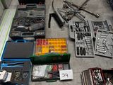 un grand nombre d'outils posés sur le sol