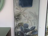 une salle de bains avec un miroir et un porte-serviettes fixé au mur
