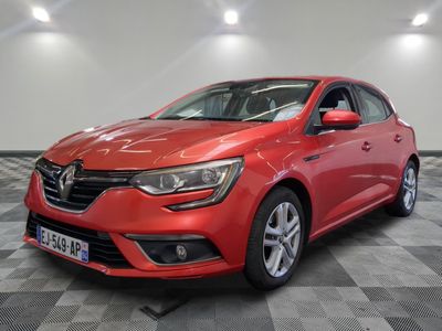 une voiture rouge garée dans une pièce au sol en damier