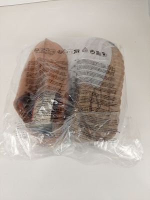 deux tranches de pain emballées dans du film plastique, posées sur une table