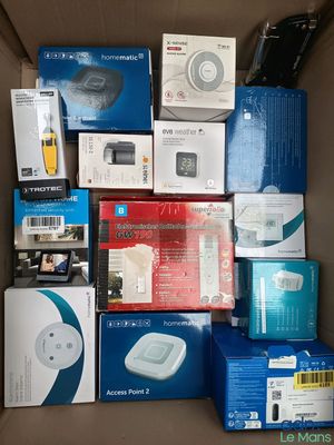 une boîte remplie d'appareils électroniques posée sur une table