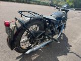 une moto garée sur le parking