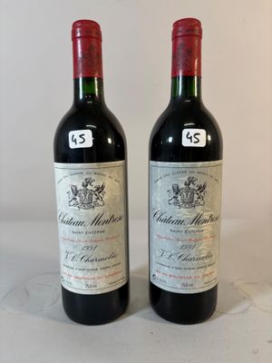 deux bouteilles de vin rouge posées l'une à côté de l'autre sur une table