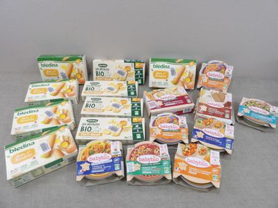 beaucoup de plats posés sur une table