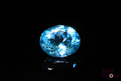 gros plan d'un diamant bleu sur une surface noire