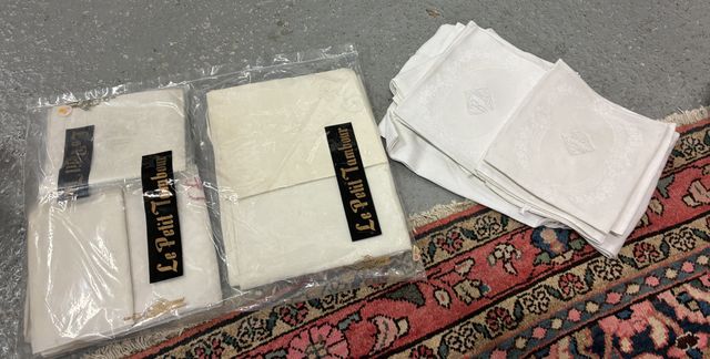 2 services de tables en damassé, serviettes chiffrées. Vendu en l