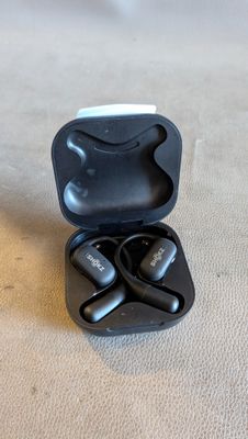 une photo d'une paire d'écouteurs noirs posés sur une table