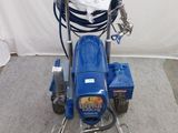 une machine bleue posée sur le sol