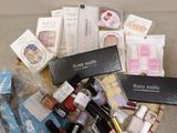 un panier rempli de produits de beauté posé sur une table