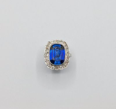 Gros plan sur une bague contenant une pierre bleue