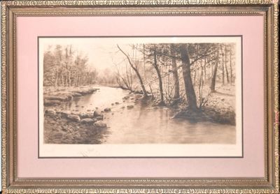 une vieille photo d'une rivière dans une zone boisée, avec des arbres