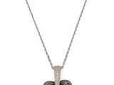 un pendentif en forme de cœur, composé de diamants noirs et blancs, monté sur une chaîne