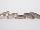 trois bagues en argent et deux bagues en argent serties de diamants