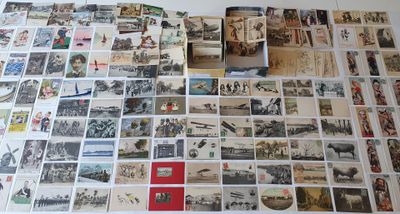 une grande collection de cartes postales anciennes posée sur une table