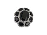 une image représentant une bague en diamant en noir et blanc sur fond blanc