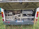un camion équipé d'un gros moteur à l'arrière