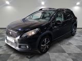 la voiture noire est garée dans le garage sur le sol en damier