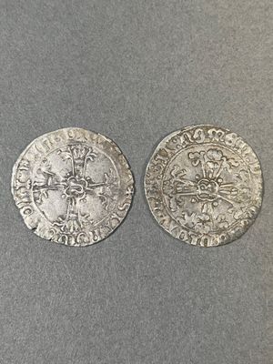 deux pièces d'argent, l'une ornée d'une croix et l'autre d'une couronne