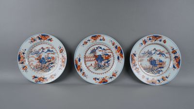 trois assiettes en porcelaine chinoise ornées de fleurs et d'oiseaux