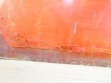 la peinture qui s'écaille sur le côté d'un rebord de fenêtre dans une salle de bains
