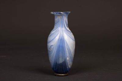 Unguentarium en verre chamarré bleu, le corps allongé ovoïde…