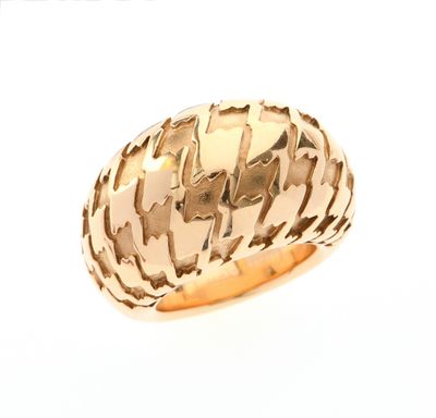 une image d'une bague en or sur fond blanc