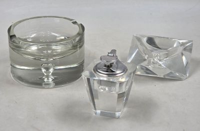 un récipient en verre muni d'un couvercle argenté, à côté d'un récipient en verre muni d'un couvercle argenté
