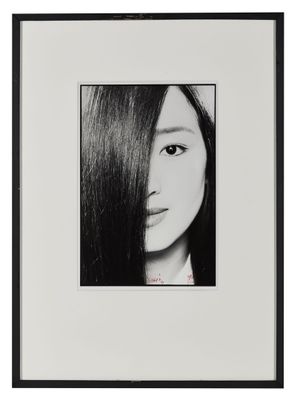 une photo en noir et blanc d'une femme aux cheveux longs