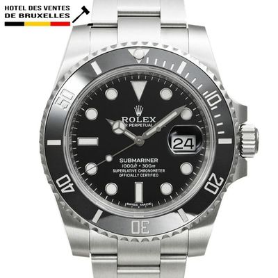 gros plan d'une montre-bracelet avec un cadran noir
