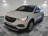 une photo d'un SUV Opel blanc garé dans un garage