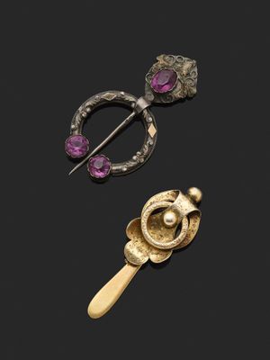 deux broches en or et en argent et une paire de boucles d'oreilles