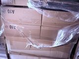une pile de cartons emballés et prêts à être expédiés