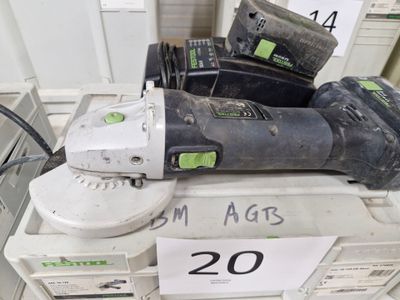 tout un tas d'outils posés sur une caisse