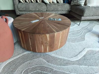 une table basse posée sur un tapis dans un salon