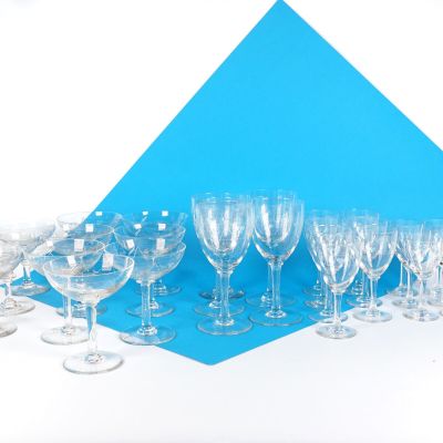 beaucoup de verres à vin vides sur une table bleue
