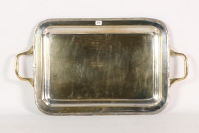 plateau de service plaqué argent avec des poignées, sur fond blanc