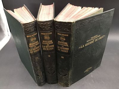 deux vieux livres posés l'un sur l'autre sur une table