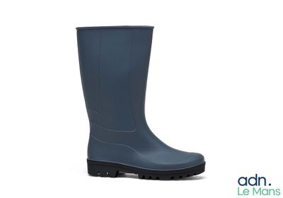 un gros plan d'une paire de bottes de pluie sur fond blanc