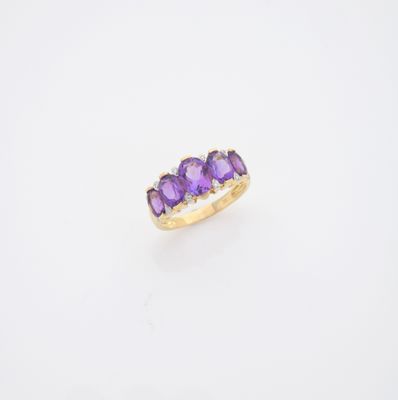 une bague en améthorate et diamant sertie dans de l'or jaune 18 carats