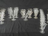 un grand nombre de verres à vin posés sur une table